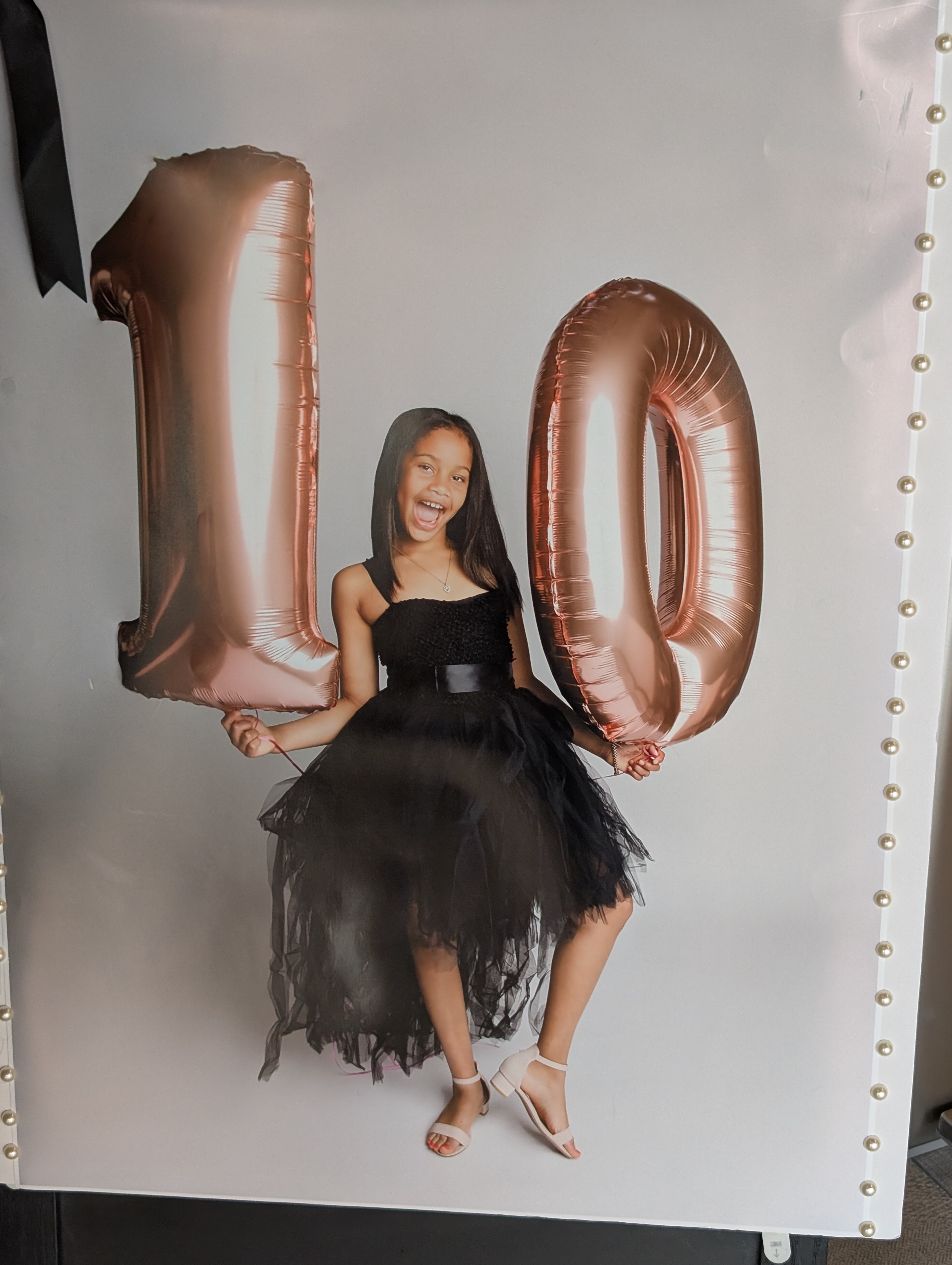 The birthday girl with 10 balloons